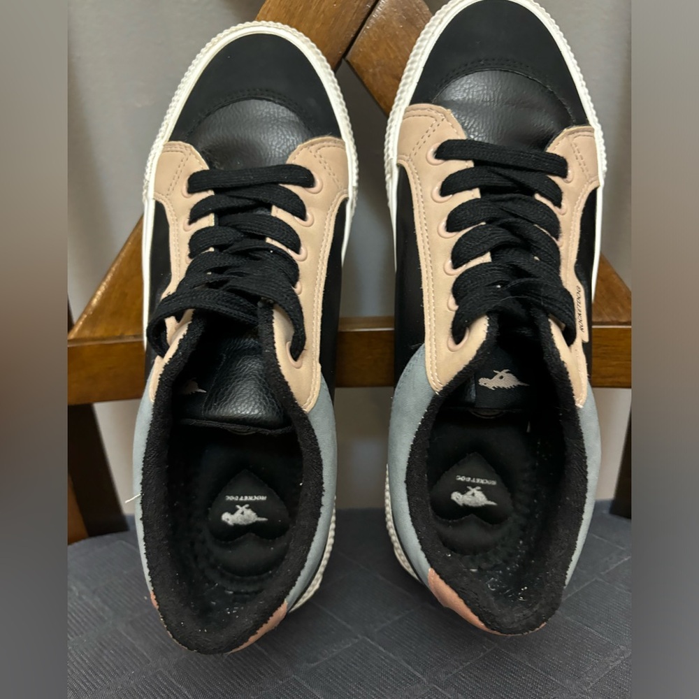 Rocket dog plush foam faux leather and suede women’s sneakers size 8.